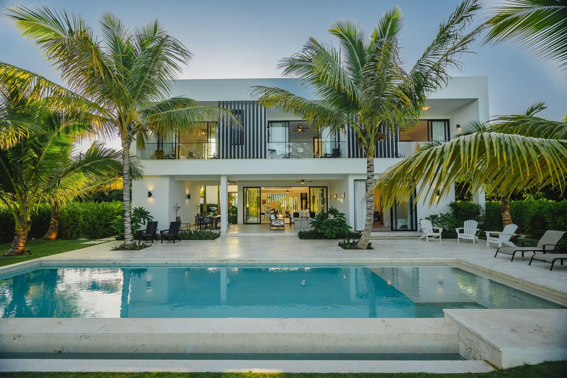 The villa and its pool